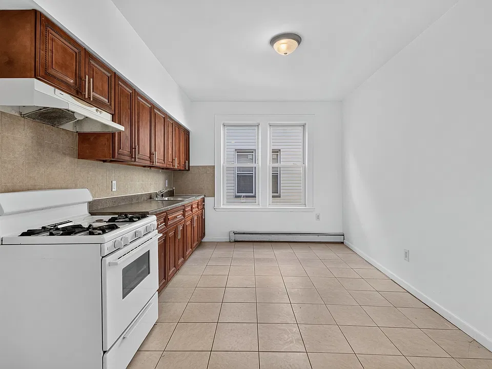 21 Robert Pl #1R