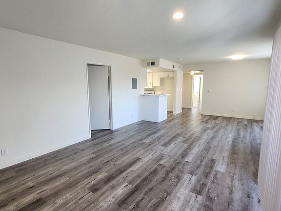3rd image of 870 Crenshaw Blvd APT 306
