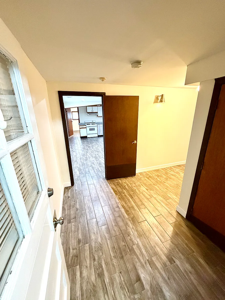 Building Photo - 175 E Van Buren St #3