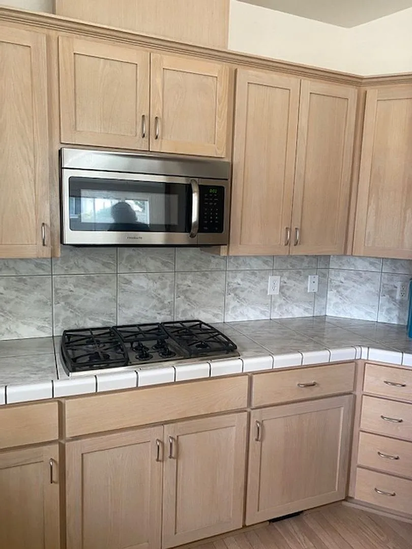 New To Market, 3 Bedroom East Medford Home — Photo 4