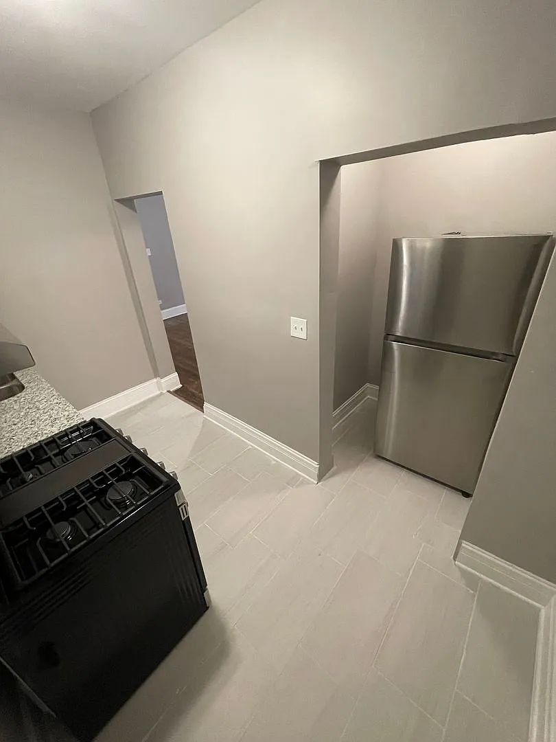 11019 S Vernon Ave — Photo 4