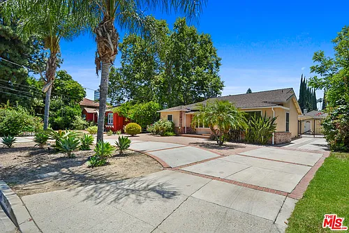 15424 Camarillo St Photo 1