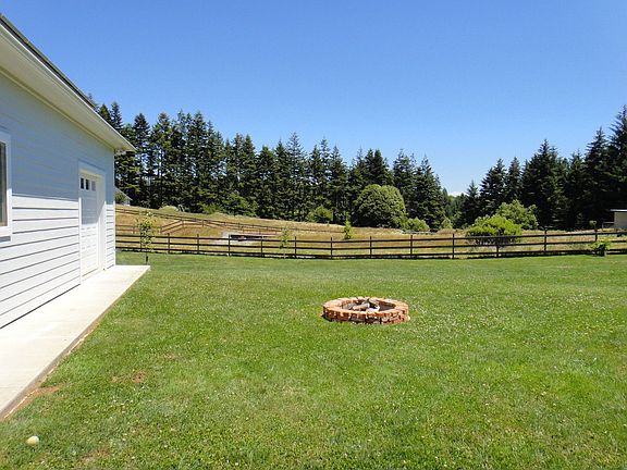 Detached Shop & Firepit