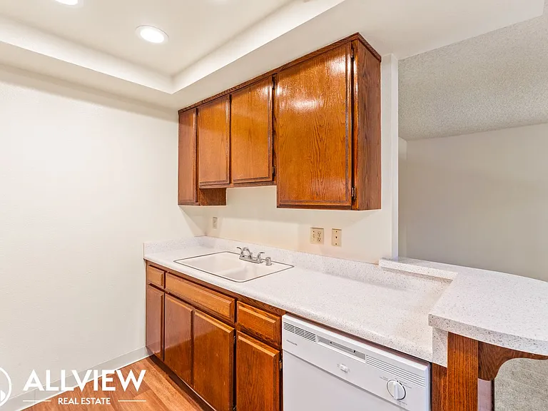 202 East 16th Street — Photo 8