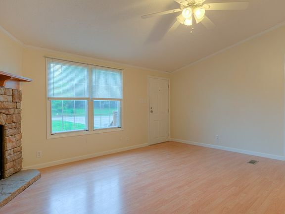 3rd image of 906 Oakhurst Ave