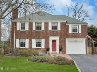27 Foxhurst Ln, Manhasset, NY 11030