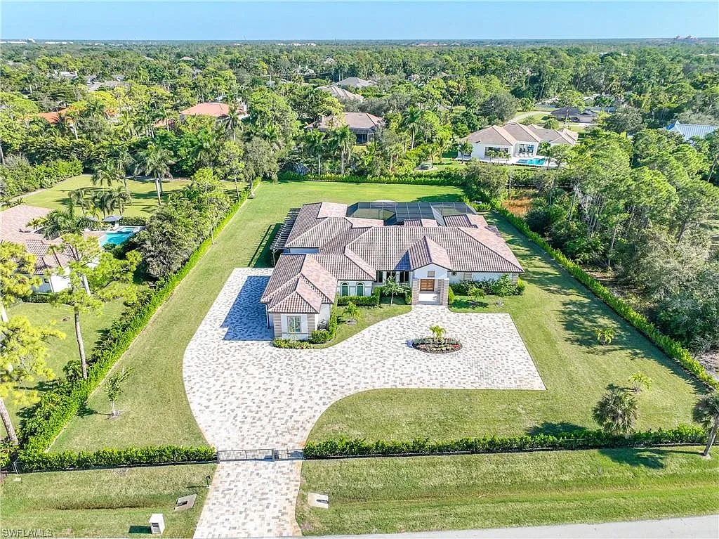 4 bed, 4.5 bath, 5641 sqft, $100,000 — Photo 2