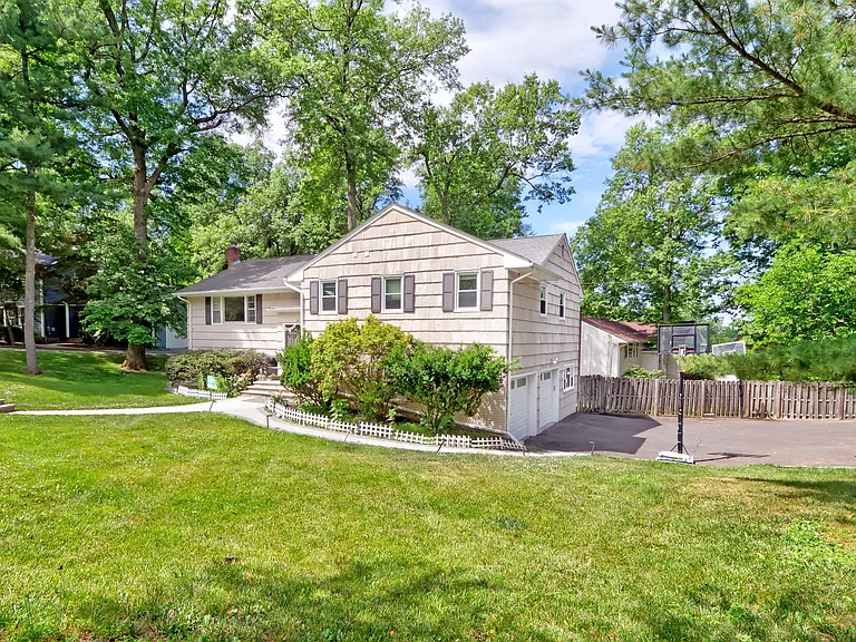 2 Langtree Dr — Photo 2