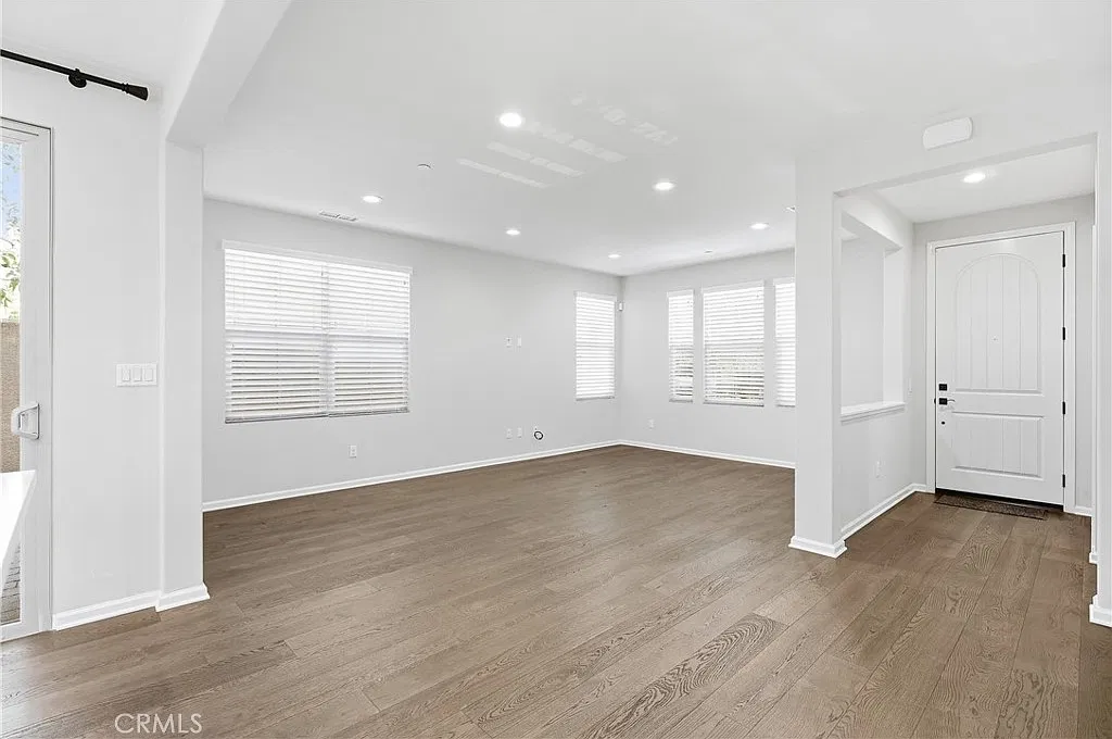 3 bed, 3.5 bath, 1813 sqft, $4,800 — Photo 2