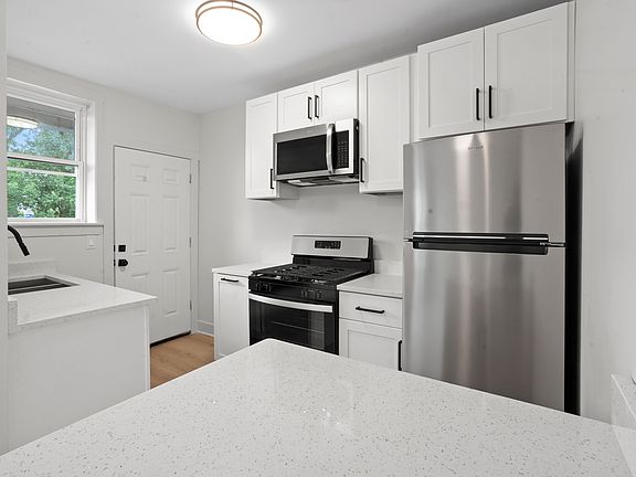 3rd image of 3043 W Rosemont Ave #1