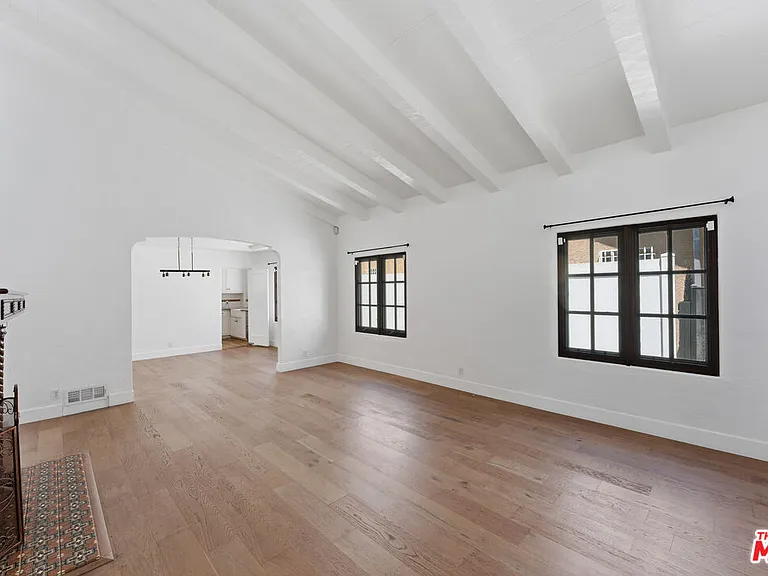 537 N Poinsettia Pl — Photo 1