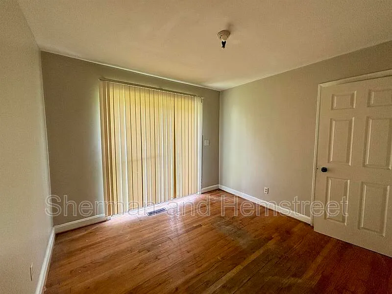 3 bed, 1.0 bath, 1100 sqft, $1,125 — Photo 2