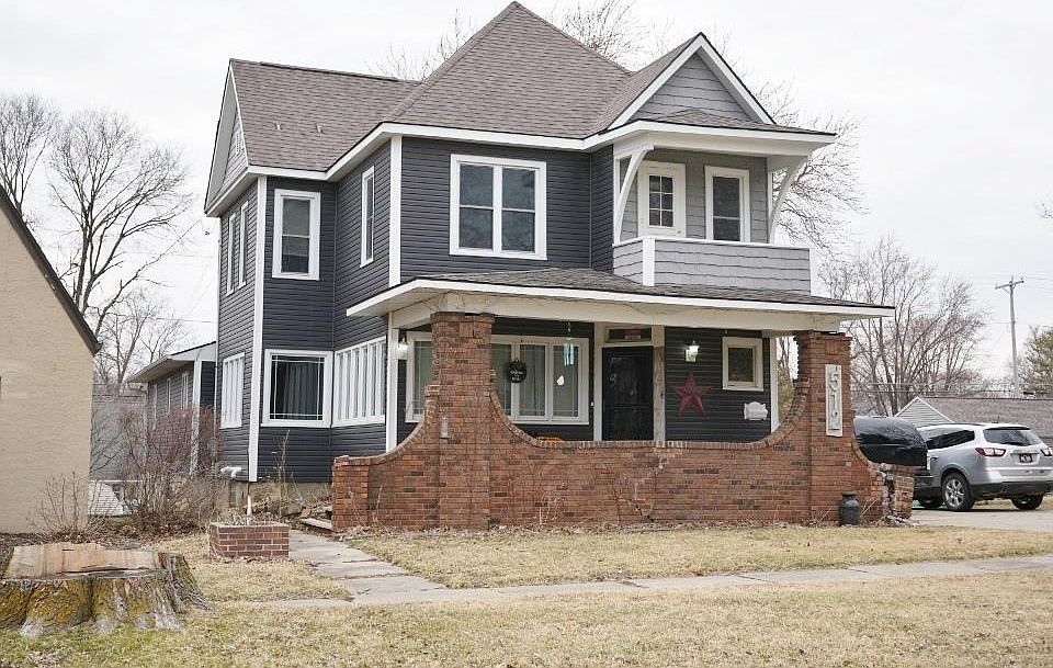1st image of 512 1st Ave NE