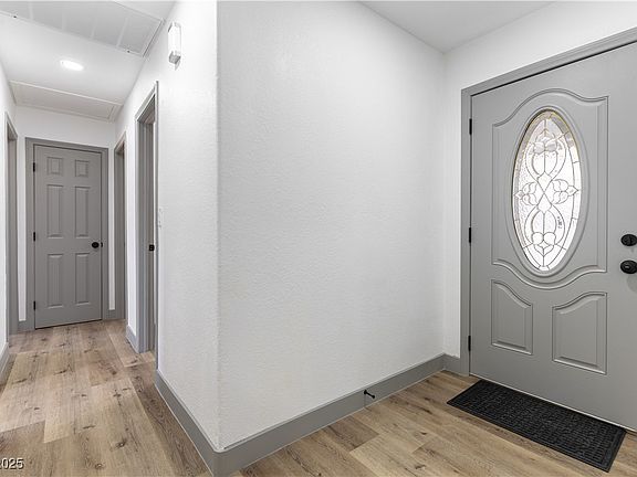 4th image of 2500 Holly Ave