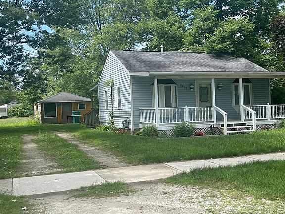 3rd image of 2050 Woodale Ave