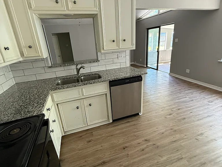 1402 E Marseille Ln — Photo 8
