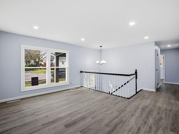 4th image of 915 Mayfield Dr