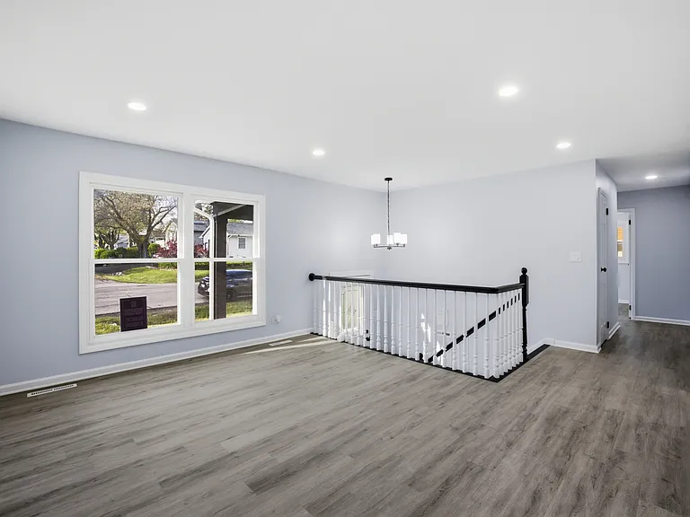 915 Mayfield Dr — Photo 5