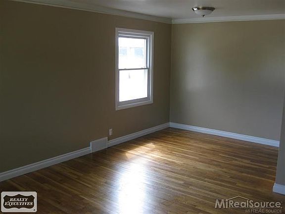 4th image of 28703 Fountain St