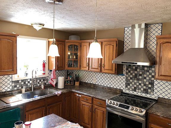 3rd image of 102 Summer House Ln