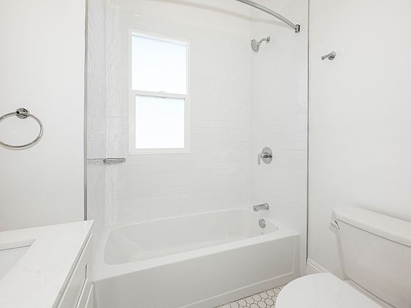 4th image of 2927 Sacramento St #12
