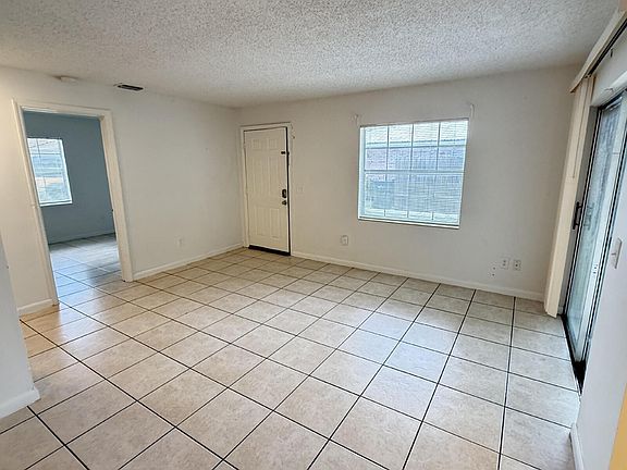 4th image of 3249 Bloomingdale Villas Ct