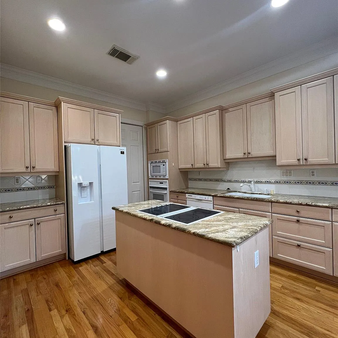 3 bed, 2.5 bath, 2761 sqft, $2,900 — Photo 2