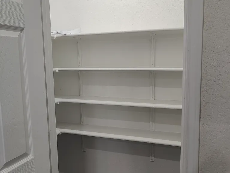 Walk-in Pantry (Huge)