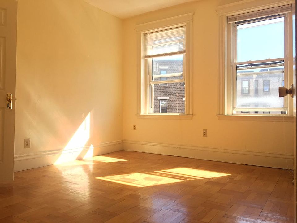 2nd image of 20 Queensberry St #1BM