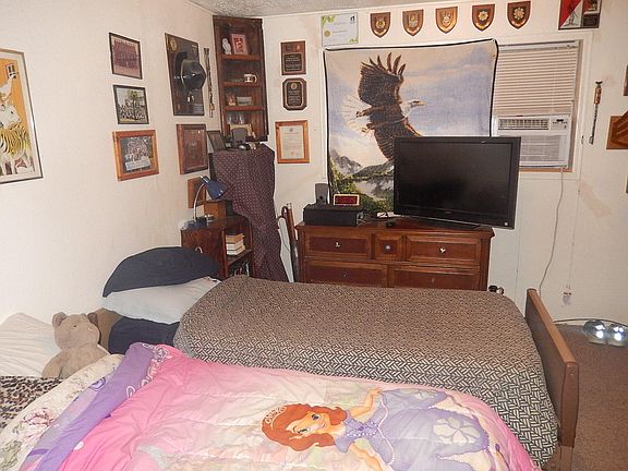 3rd image of 909 Narregan St