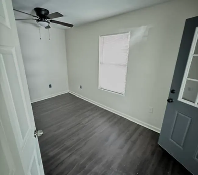 202 Leslie St — Photo 5