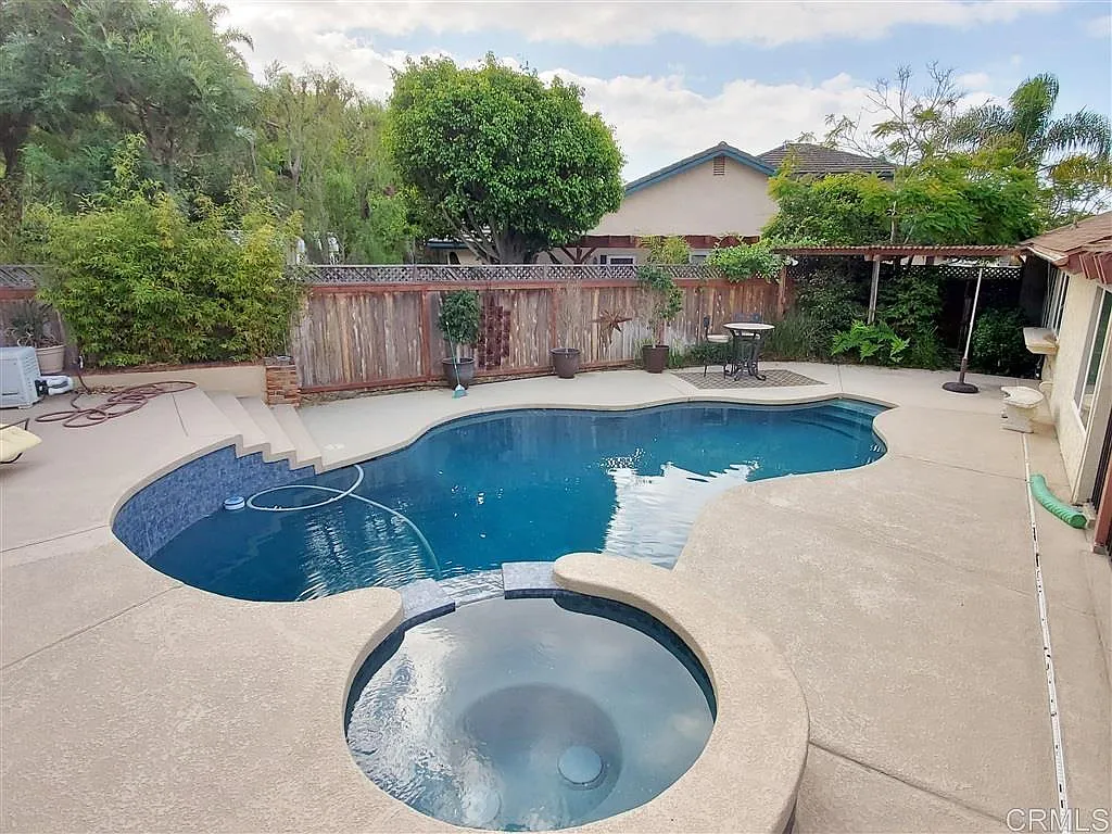 Building Photo - 945 Begonia Ct