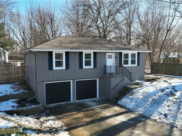 307 SE Flagstone Dr, Lees Summit, MO 64063