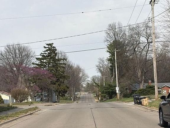 4th image of 2204 E Main St