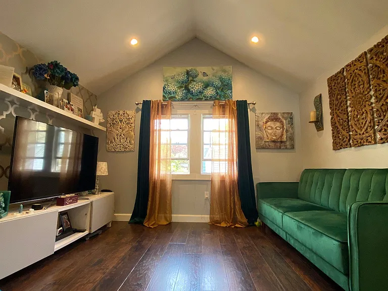 161 Broughton Ave #2 — Photo 2
