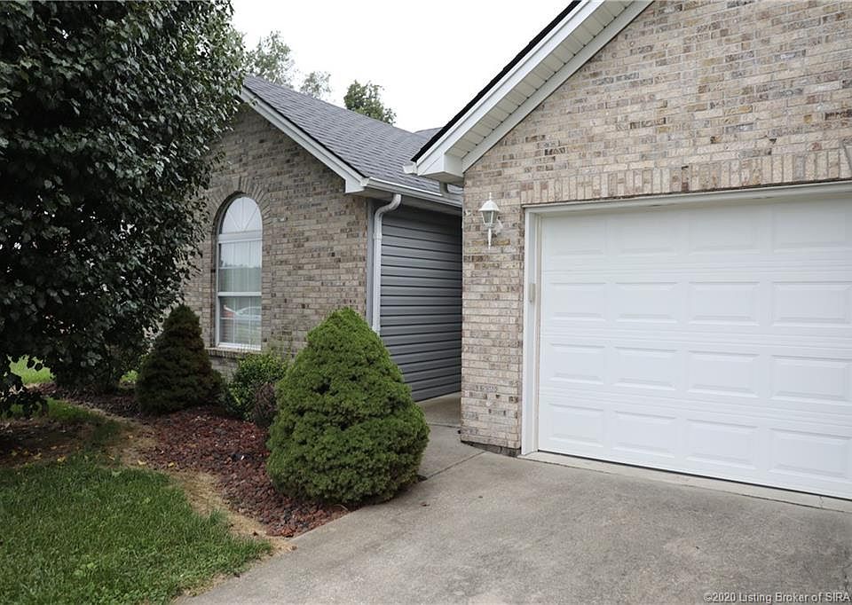 1st image of 902 Twin Oaks Dr