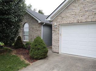 902 Twin Oaks Dr, Henryville, IN 47126