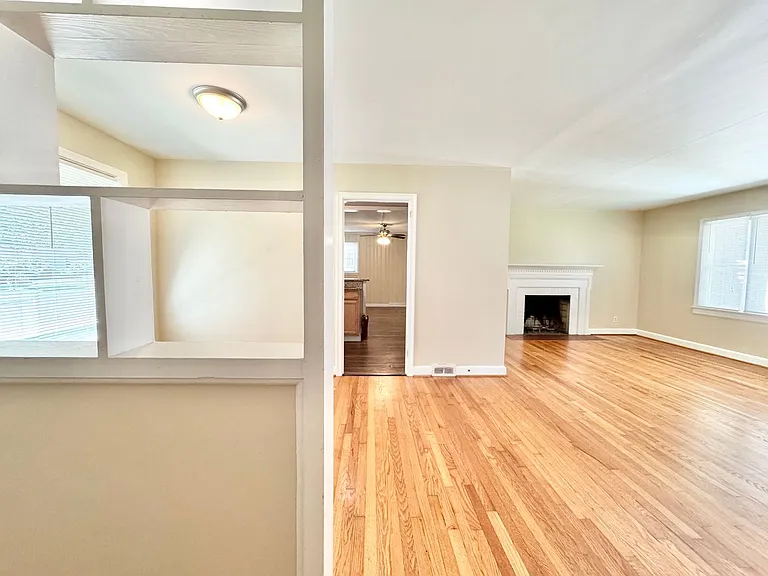 3808 Parkwood Dr — Photo 3