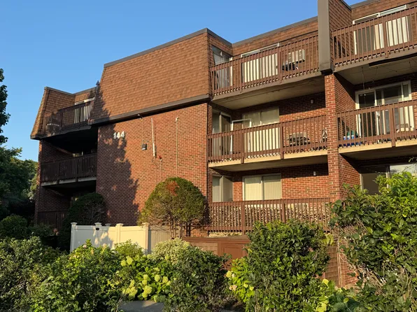 144 Kenrick St APT 12, Brighton, MA 02135