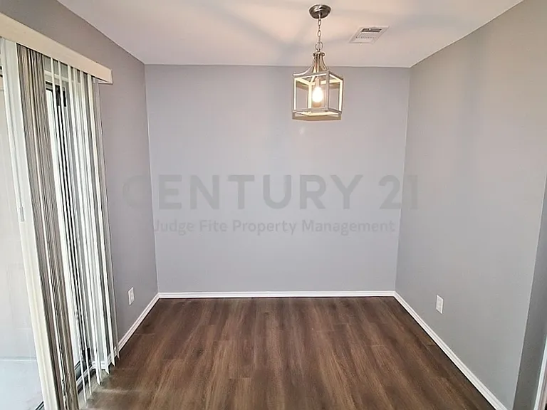 921 Cedar Ter — Photo 5