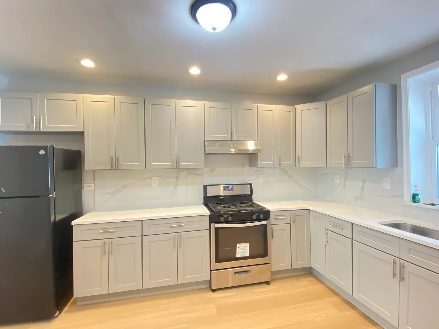 3 bed, 1.5 bath, 1324 sqft, $1,900 — Photo 2