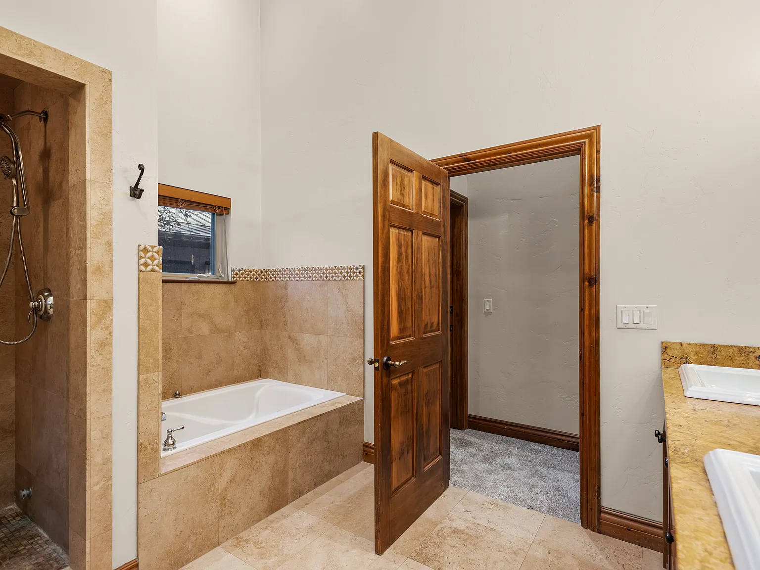 3 bed, 2.5 bath, 2972 sqft, $8,500 — Photo 3