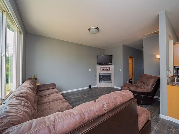 4th image of 9233 188th St NW