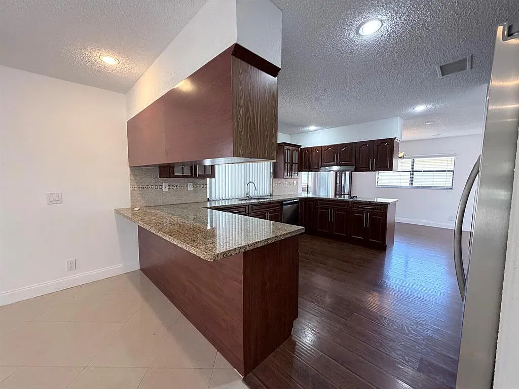 4 bed, 2.5 bath, 12761 sqft, $4,750 — Photo 4