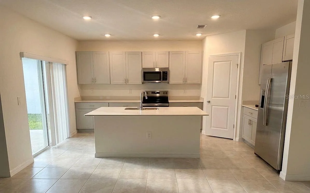 4 bed, 2.0 bath, 1813 sqft, $2,300 — Photo 2