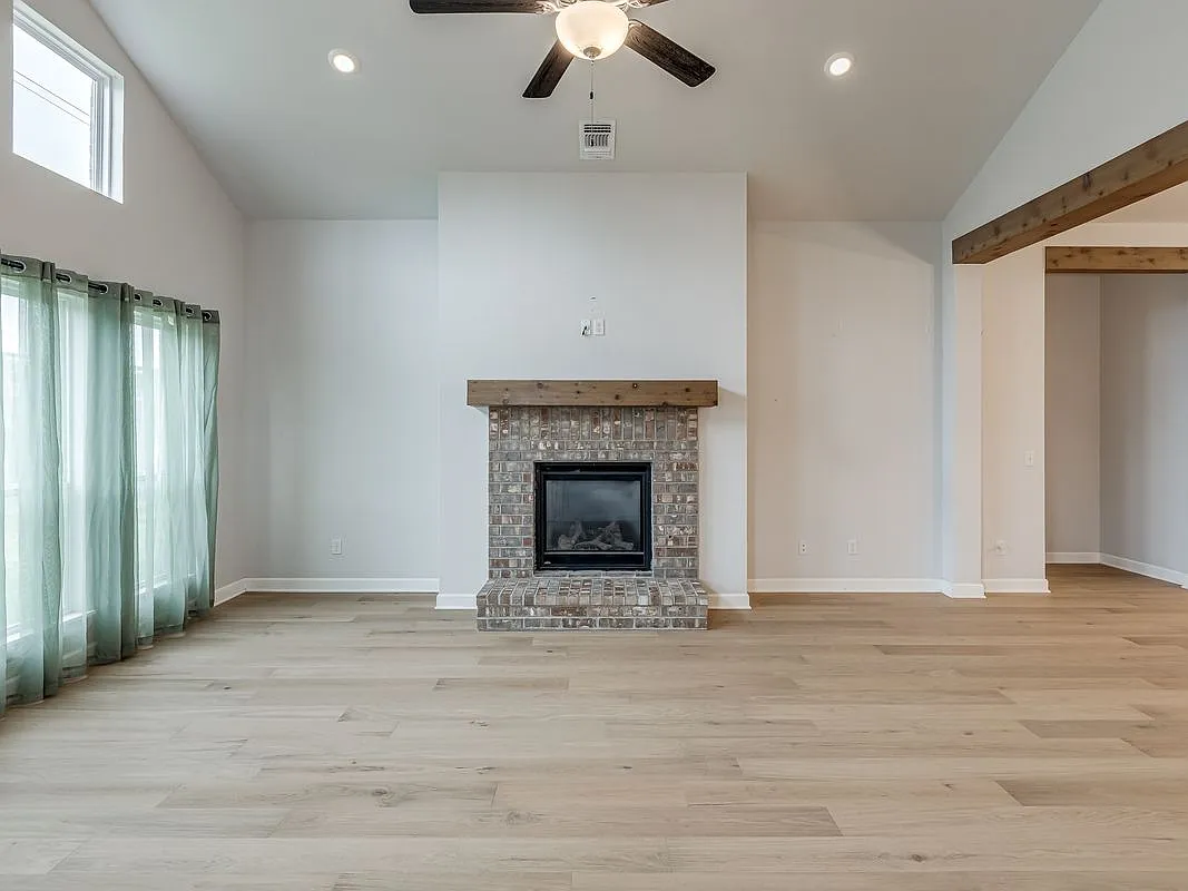 3 bed, 2.0 bath, 2360 sqft, $2,500 — Photo 3