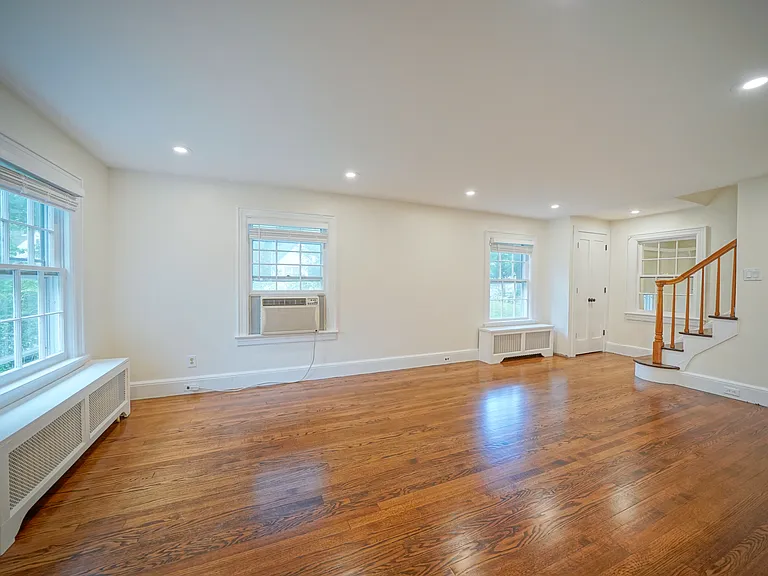 16 Brook St — Photo 8