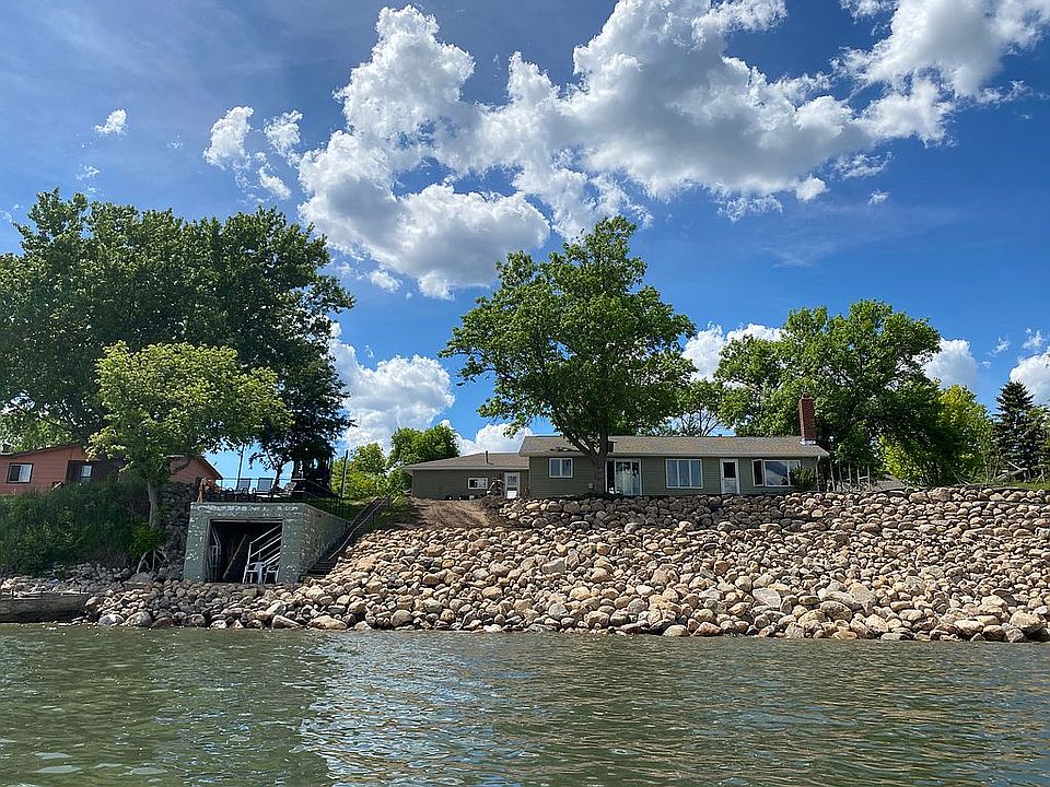 1st image of 776 N Lake Dr