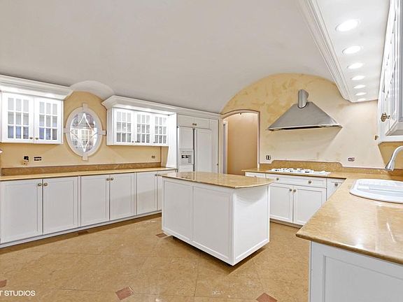 4th image of 1353 N Astor St #Penthouse