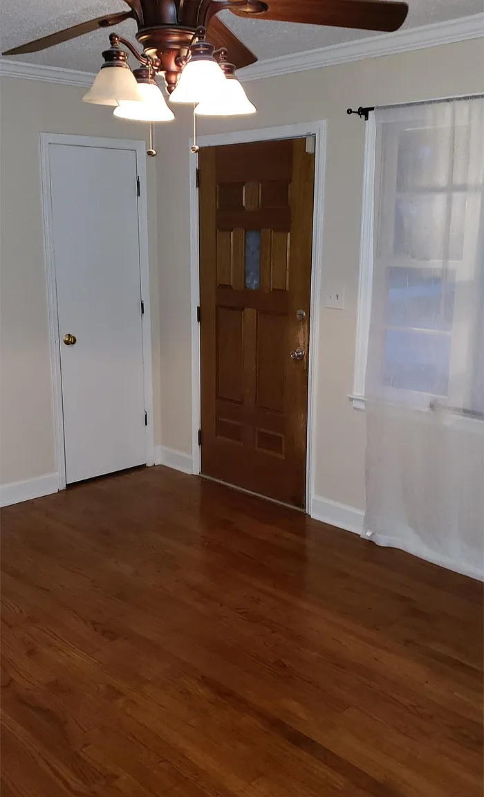 3 bed, 1.0 bath, $1,050 — Photo 3